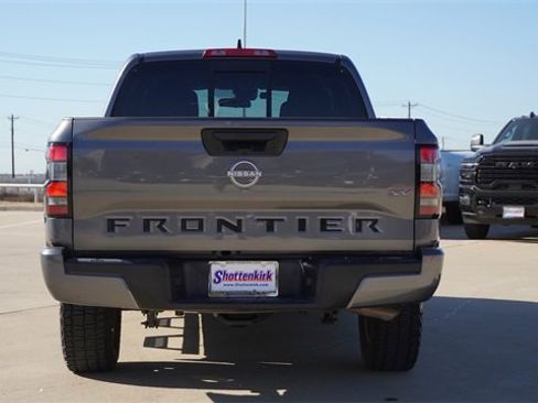 Used 2022 Nissan Frontier SV image 8