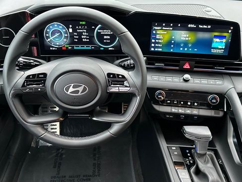 Certified 2025 Hyundai Elantra SEL image 17