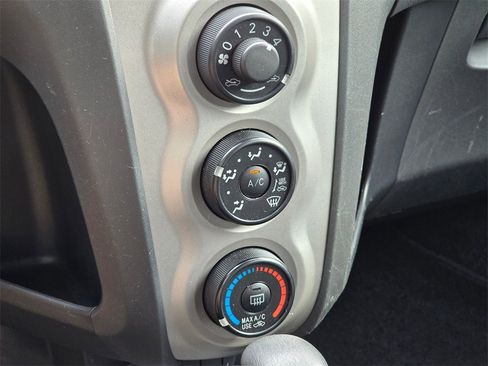 Used 2011 Toyota Yaris Base image 18