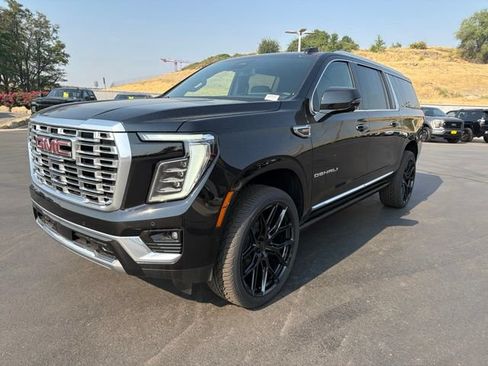 Used 2026 GMC Yukon XL Denali w/ Sun & Power Step Package AWD/4WD image 5