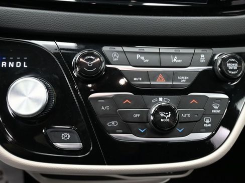 Used 2024 Chrysler Pacifica Touring-L image 29