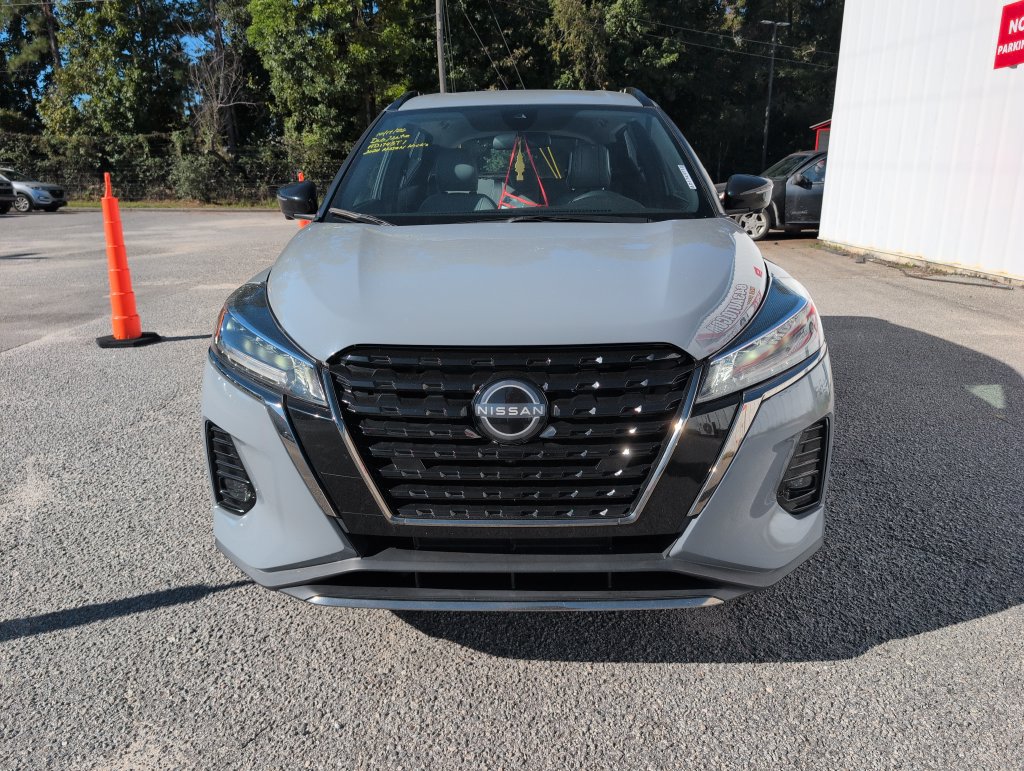 Used 2024 Nissan Kicks SR w/ SR Premium Package FWD image 3