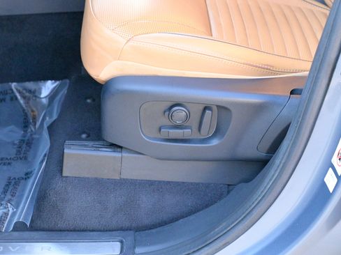 Used 2019 Land Rover Discovery HSE image 18