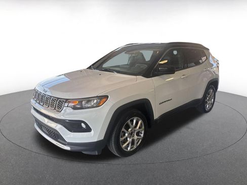 Used 2025 Jeep Compass Limited image 8