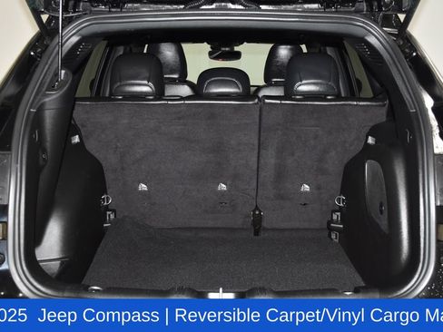 Used 2025 Jeep Compass Latitude w/ Sun & Sound Group AWD/4WD image 30