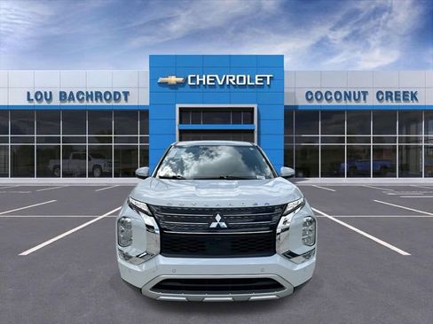 Used 2024 Mitsubishi Outlander SE image 3