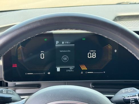 Used 2025 Kia Carnival FWD image 24