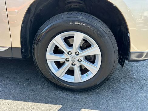 Used 2011 Toyota Highlander SE w/ Tow Pkg image 11