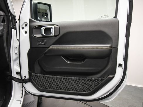Used 2024 Jeep Wrangler Sahara image 41