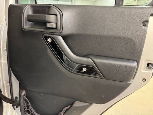 Used 2012 Jeep Wrangler Unlimited Sahara image 23