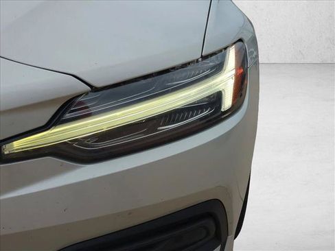 Used 2020 Volvo S60 T5 Momentum FWD image 9