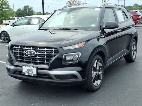 Used 2025 Hyundai Venue SEL FWD image 2