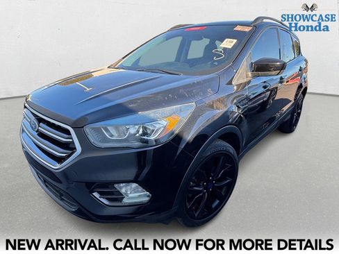 Used 2017 Ford Escape SE w/ Equipment Group 201A image 2