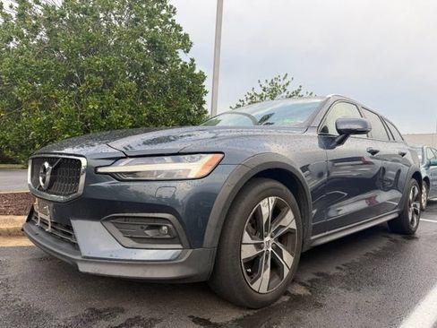 Used 2020 Volvo V60 T5 Cross Country AWD/4WD image 2