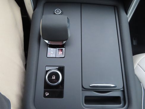 New 2024 Land Rover Discovery Dynamic SE image 43