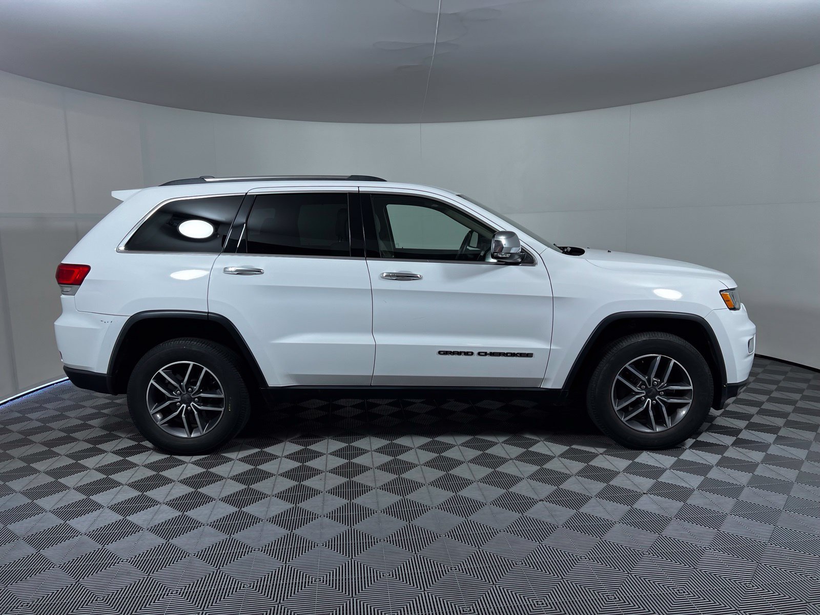 Used 2019 Jeep Grand Cherokee Limited AWD/4WD image 4