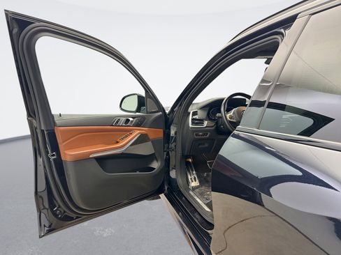 Used 2022 BMW X5 M50i image 9