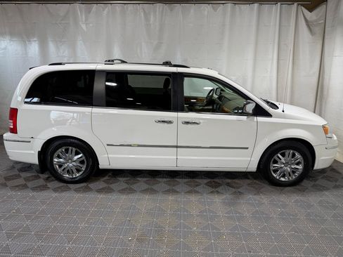 Used 2008 Chrysler Town & Country Limited w/ Entertainment Group #3 FWD image 9