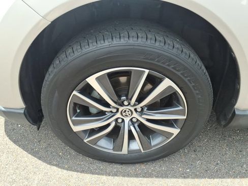 Used 2021 Toyota Venza LE w/ Carpet Mat Package (TMS) AWD/4WD image 9