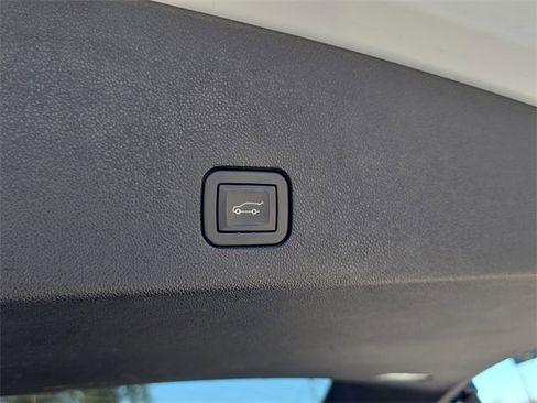 Used 2023 Cadillac XT6 Premium Luxury image 13