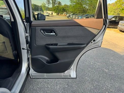 Used 2021 Nissan Rogue SV image 12