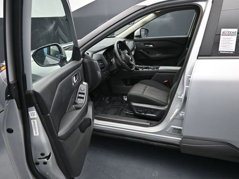 Used 2025 Nissan Rogue SV image 12