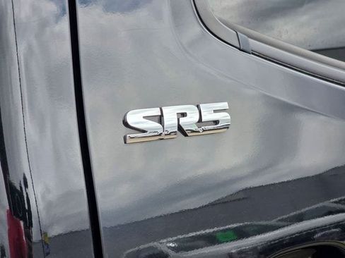 Used 2019 Toyota Tacoma SR5 AWD/4WD image 9