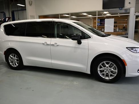 Used 2024 Chrysler Pacifica Touring-L image 4