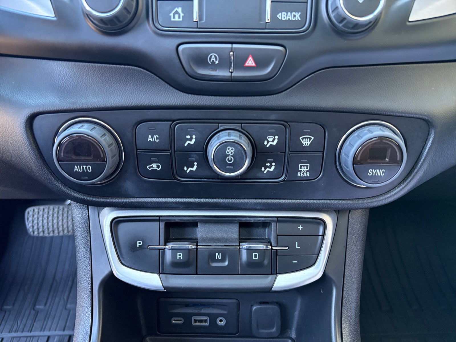 Used 2024 GMC Terrain SLT w/ Tech Package FWD image 17