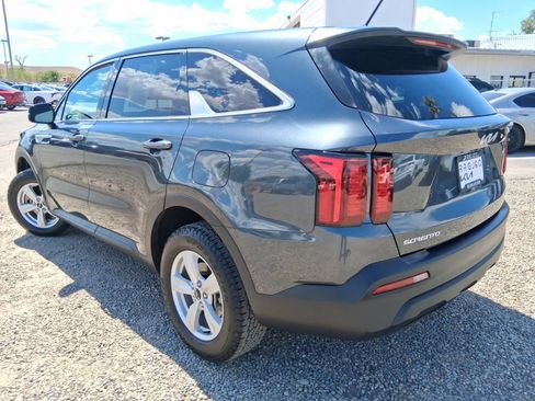 Used 2023 Kia Sorento LX AWD/4WD image 3
