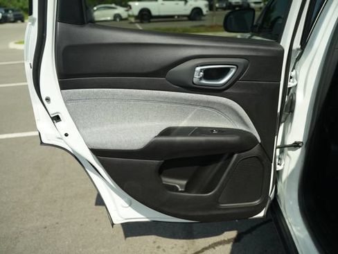 Used 2025 Jeep Compass Latitude AWD/4WD image 16