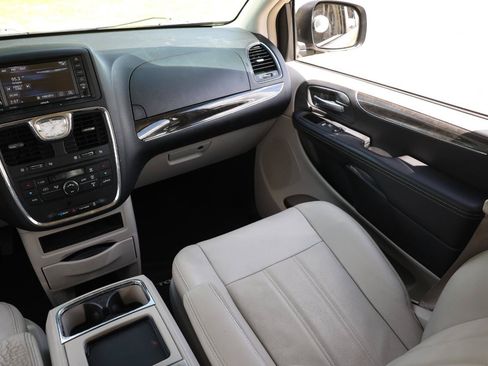 Used 2013 Chrysler Town & Country Touring FWD image 22