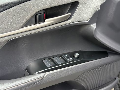 Used 2025 Toyota Camry XLE AWD/4WD image 16
