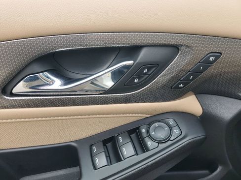Used 2023 Chevrolet Traverse Premier FWD image 22