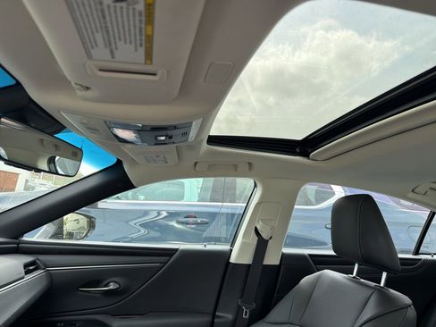 Used 2024 Lexus ES 350 w/ Premium Package image 10