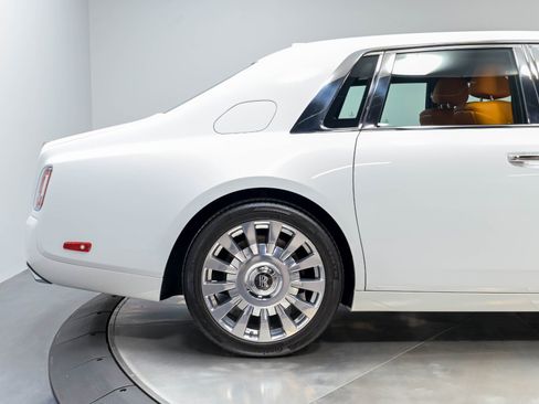 Used 2022 Rolls-Royce Phantom Sedan w/ The Phantom Package RWD image 21