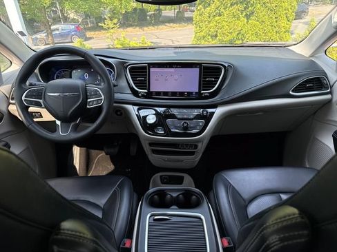 Used 2023 Chrysler Pacifica Touring-L FWD image 7