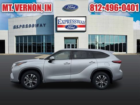 Used 2021 Toyota Highlander XLE AWD/4WD image 9