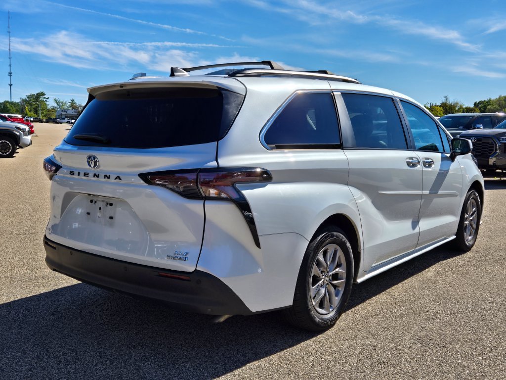 Used 2023 Toyota Sienna XLE AWD/4WD image 6