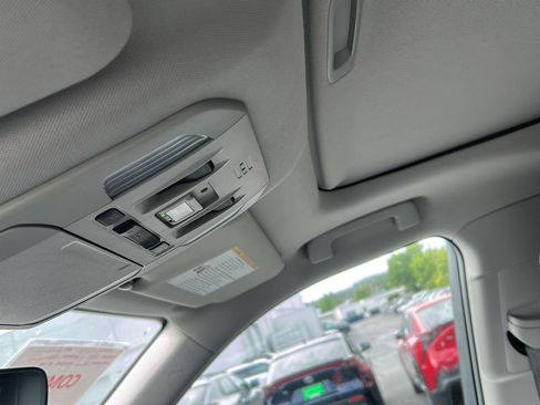 Used 2021 Toyota Highlander XLE AWD/4WD image 16