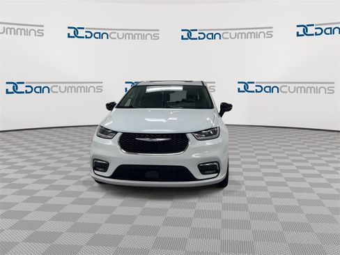 Used 2024 Chrysler Pacifica Limited image 3