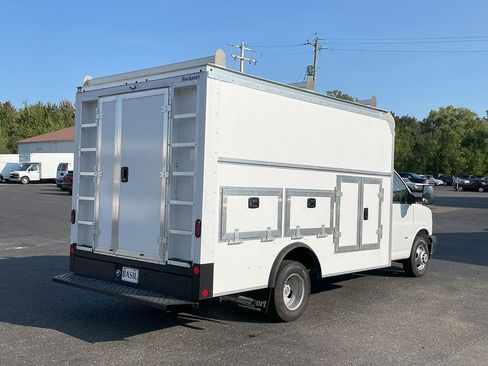 Used 2022 Chevrolet Express 3500 CUTWAY w/ Power Convenience Package image 2