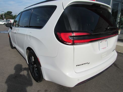 Used 2025 Chrysler Pacifica Limited FWD image 7