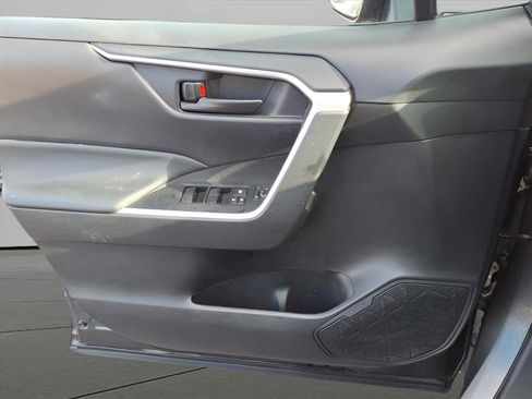 Used 2021 Toyota RAV4 LE image 12