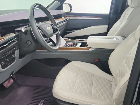 Certified 2025 Cadillac Escalade Sport Platinum w/ LPO, Floor Liner Package AWD/4WD image 18