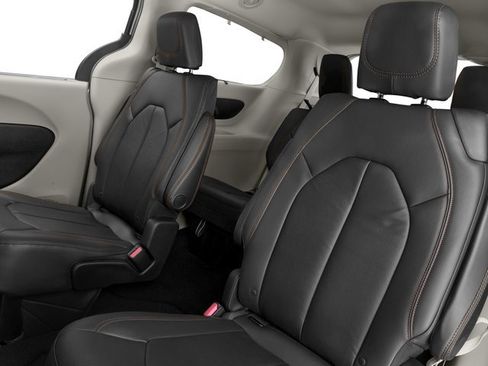 Used 2017 Chrysler Pacifica Limited image 17