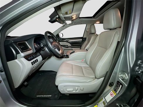 Used 2018 Toyota Highlander XLE image 17