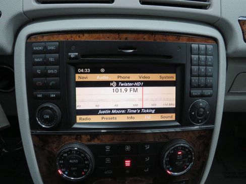 Used 2010 Mercedes-Benz R 350 4MATIC image 17