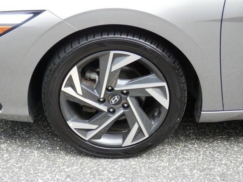 Used 2025 Hyundai Elantra SEL FWD image 13
