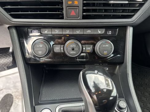 Used 2024 Volkswagen Jetta SE FWD image 20